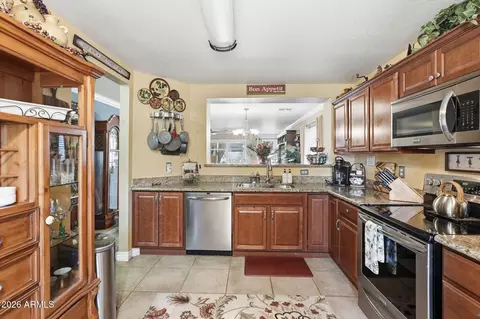 Kitchen - 1086 E Arabian Dr, Gilbert, AZ 85296 photo 4 of 5