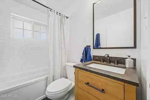 Bath - 4302 E Montecito Ave, Phoenix, AZ 85018 photo 2 of 3