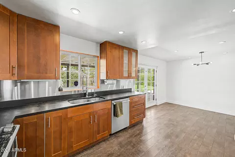 Kitchen - 4302 E Montecito Ave, Phoenix, AZ 85018 photo 3 of 4