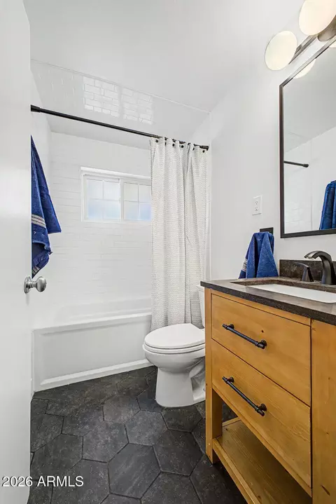 Bath - 4302 E Montecito Ave, Phoenix, AZ 85018 photo 1 of 3
