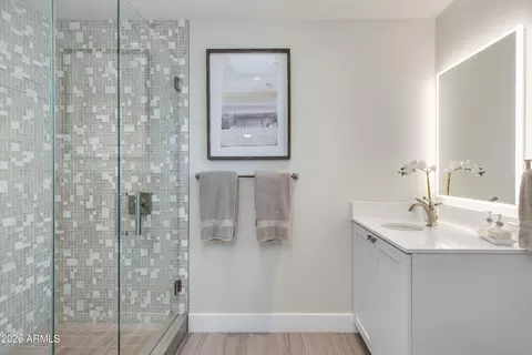 Bath - 3160 E Stella Ln, Phoenix, AZ 85016 photo 3 of 4