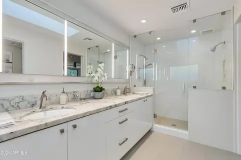 Bath - 3160 E Stella Ln, Phoenix, AZ 85016 photo 1 of 4