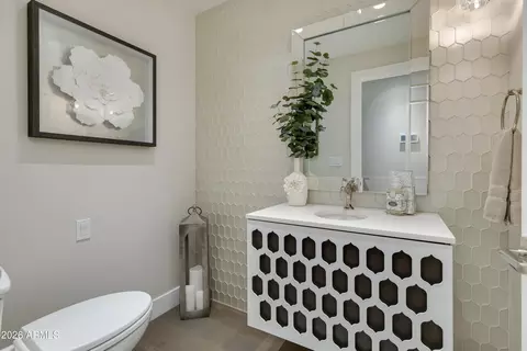 Bath - 3160 E Stella Ln, Phoenix, AZ 85016 photo 4 of 4