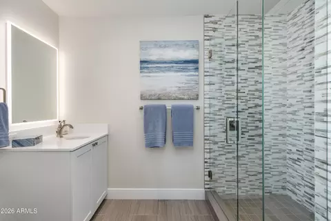 Bath - 3160 E Stella Ln, Phoenix, AZ 85016 photo 2 of 4