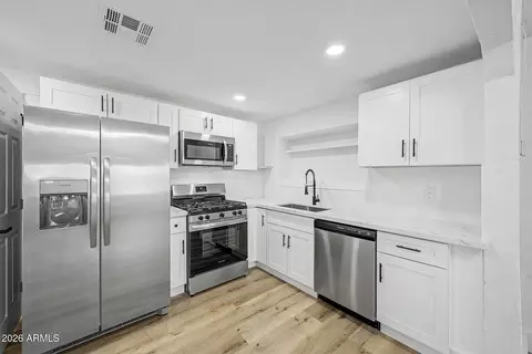 Kitchen - 2912 E Monroe St E, Phoenix, AZ 85034 photo 2 of 2