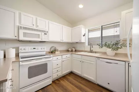Kitchen - 8118 N 10th Pl, Phoenix, AZ 85020 photo 2 of 2