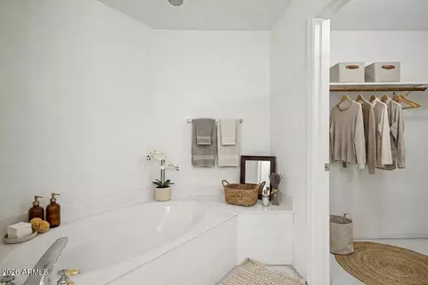 Bath - 963 E Chilton Dr, Tempe, AZ 85283 photo 4 of 6