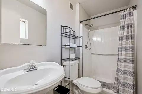 Bath - 4301 N 80th Ln, Phoenix, AZ 85033 photo 1 of 2