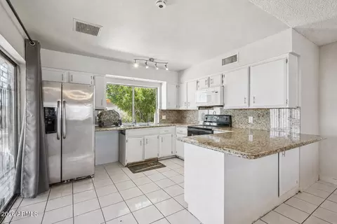 Kitchen - 4301 N 80th Ln, Phoenix, AZ 85033 photo 1 of 2