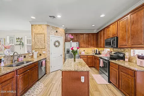 Kitchen - 7406 E Olla Ave, Mesa, AZ 85212 photo 3 of 5