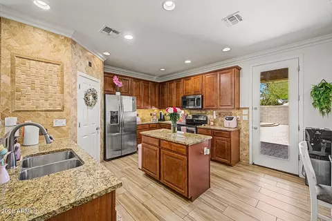Kitchen - 7406 E Olla Ave, Mesa, AZ 85212 photo 1 of 5