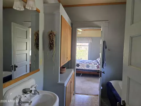Bath - 404 Roberts Ave, Bisbee, AZ 85603 photo 4 of 4