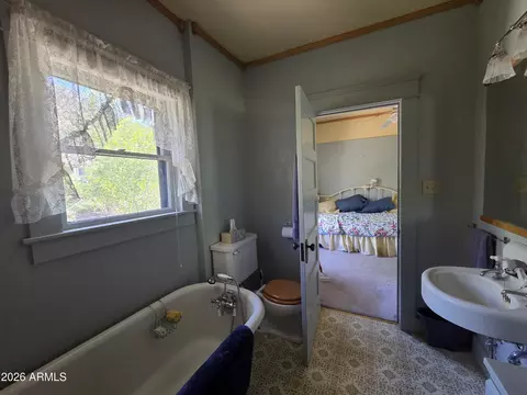 Bath - 404 Roberts Ave, Bisbee, AZ 85603 photo 3 of 4