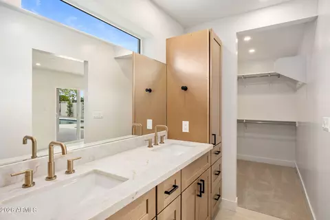 Bath - 3616 E Wethersfield Rd, Phoenix, AZ 85032 photo 2 of 4