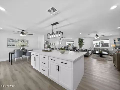 Kitchen - 3440 E Laurel Ln, Phoenix, AZ 85028 photo 9 of 10