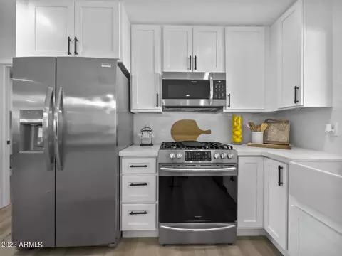 Kitchen - 3440 E Laurel Ln, Phoenix, AZ 85028 photo 4 of 10