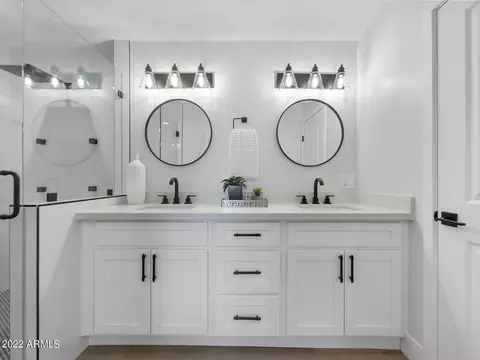 Bath - 3440 E Laurel Ln, Phoenix, AZ 85028 photo 3 of 4