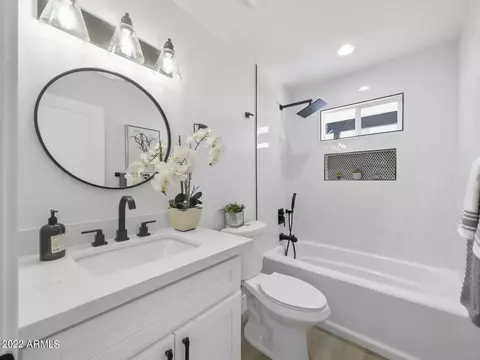 Bath - 3440 E Laurel Ln, Phoenix, AZ 85028 photo 4 of 4