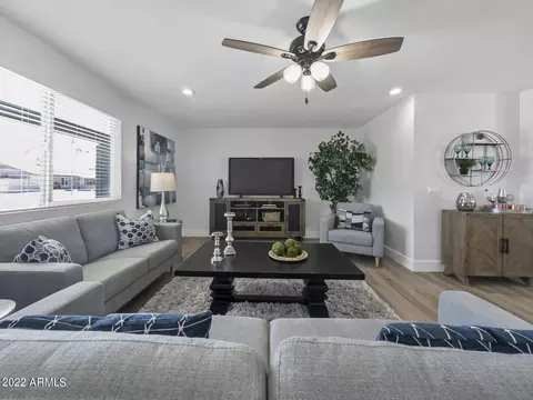 Living - 3440 E Laurel Ln, Phoenix, AZ 85028 photo 3 of 3