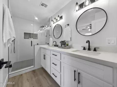 Bath - 3440 E Laurel Ln, Phoenix, AZ 85028 photo 2 of 4