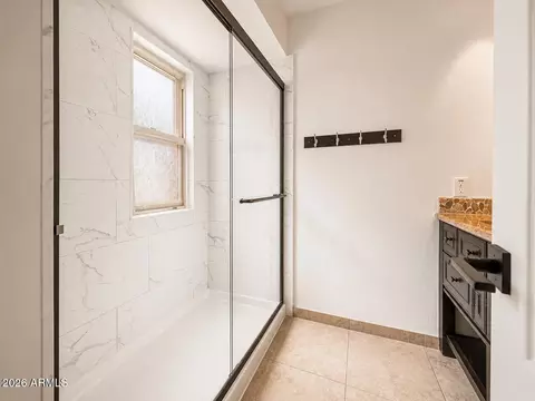 Bath - 735 E North Ln #2, Phoenix, AZ 85020 photo 2 of 2