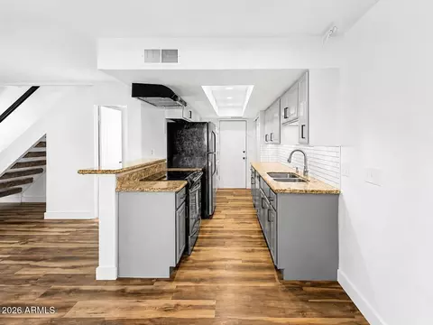 Kitchen - 735 E North Ln #2, Phoenix, AZ 85020 photo 2 of 3