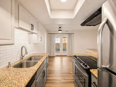Kitchen - 735 E North Ln #2, Phoenix, AZ 85020 photo 3 of 3