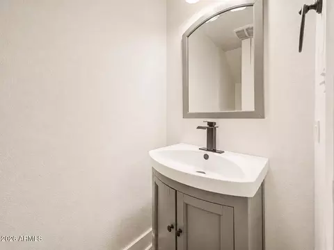 Bath - 735 E North Ln #2, Phoenix, AZ 85020 photo 1 of 2