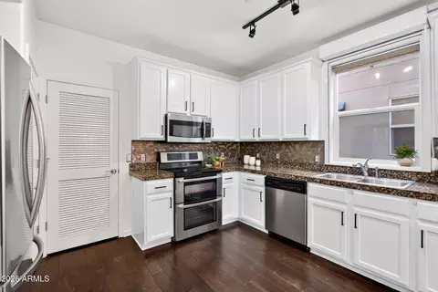 Kitchen - 706 E Washington St #124, Phoenix, AZ 85034 photo 3 of 4