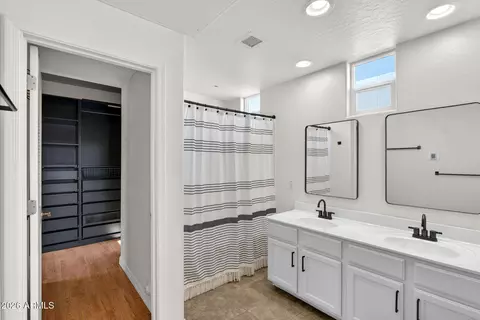 Bath - 706 E Washington St #124, Phoenix, AZ 85034 photo 3 of 6
