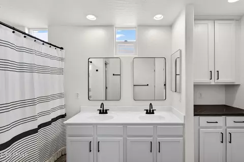 Bath - 706 E Washington St #124, Phoenix, AZ 85034 photo 1 of 6