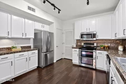 Kitchen - 706 E Washington St #124, Phoenix, AZ 85034 photo 2 of 4