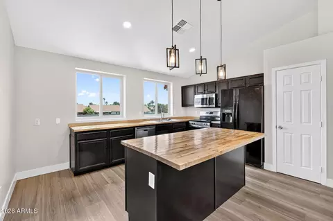 Kitchen - 1417 E Mineral Rd, Gilbert, AZ 85234 photo 5 of 10