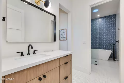 Bath - 5502 E Mariposa St, Phoenix, AZ 85018 photo 3 of 5