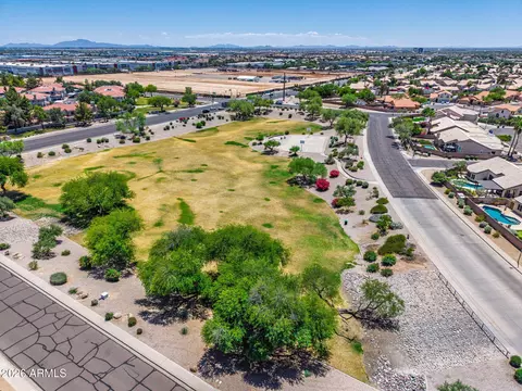 View/Area - 4705 E Desert Wind Dr, Phoenix, AZ 85044 photo 4 of 9