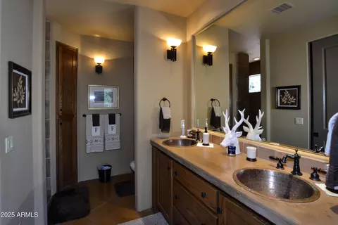 Bath - 6682 W Windsong Ln, Pine, AZ 85544 photo 3 of 5