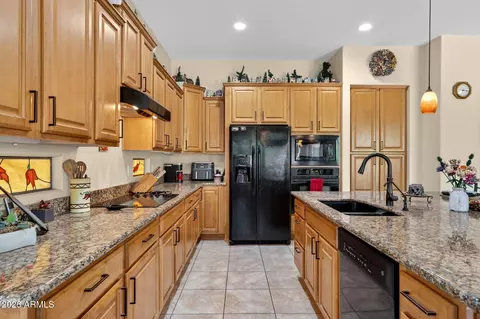 Kitchen - 4744 E Carob Dr, Gilbert, AZ 85298 photo 6 of 9