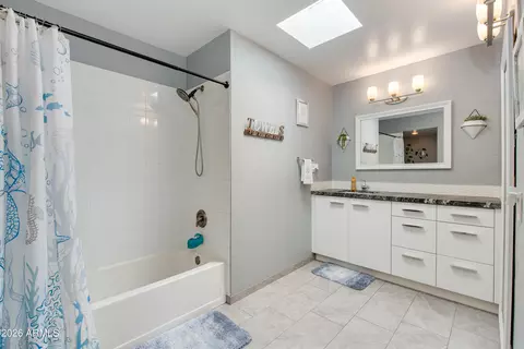 Bath - 8219 N 3rd Ave, Phoenix, AZ 85021 photo 3 of 3