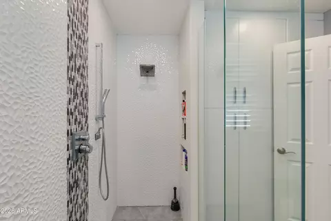 Bath - 8219 N 3rd Ave, Phoenix, AZ 85021 photo 2 of 3