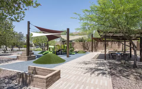 View/Area - 3511 E Crest Ln, Phoenix, AZ 85050 photo 3 of 5