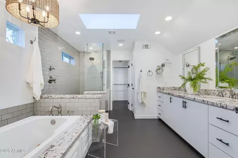 Bath - 3445 E Oregon Ave, Phoenix, AZ 85018 photo 2 of 3