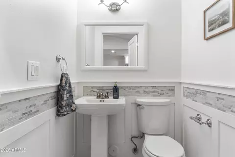 Bath - 2945 N 47th Pl, Phoenix, AZ 85018 photo 1 of 3