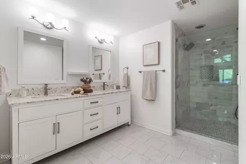 Bath - 2945 N 47th Pl, Phoenix, AZ 85018 photo 2 of 3