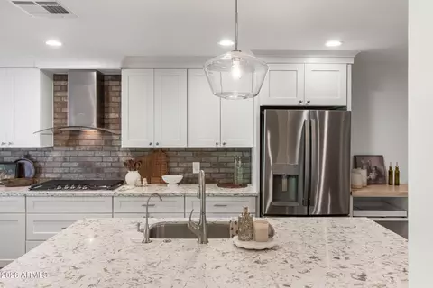 Kitchen - 2945 N 47th Pl, Phoenix, AZ 85018 photo 3 of 4