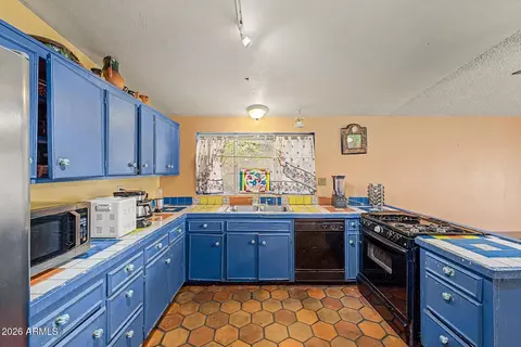 Kitchen - 1019 E Northview Ave, Phoenix, AZ 85020 photo 2 of 3