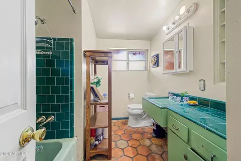 Bath - 1019 E Northview Ave, Phoenix, AZ 85020 photo 2 of 3