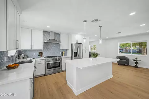 Kitchen - 928 E Georgia Ave, Phoenix, AZ 85014 photo 4 of 6