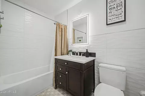 Bath - 928 E Georgia Ave, Phoenix, AZ 85014 photo 5 of 5