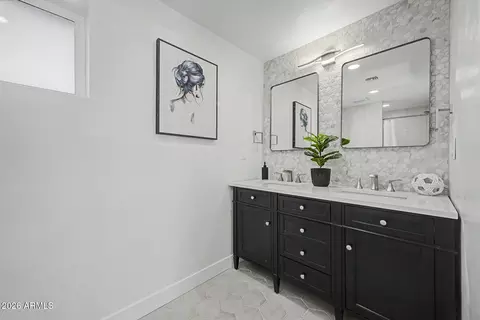 Bath - 928 E Georgia Ave, Phoenix, AZ 85014 photo 1 of 5