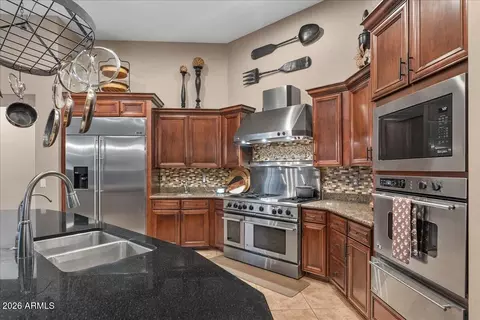 Kitchen - 6427 S Magic Ct, Gilbert, AZ 85298 photo 2 of 5